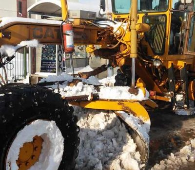 Σύσσωμος ο μηχανισμός του Δήμου συνεχίζει τη μάχη με το χιονιά